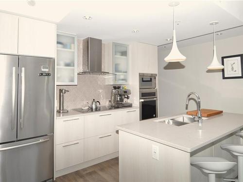 1405-960 Yates St, Victoria, BC - Indoor Photo Showing Kitchen With Double Sink With Upgraded Kitchen