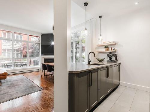 Kitchen - 110-1333 Rue Notre-Dame O., Montréal (Ville-Marie), QC - Indoor Photo Showing Kitchen With Upgraded Kitchen