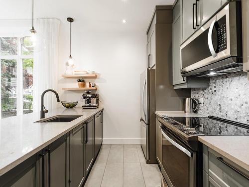 Cuisine - 110-1333 Rue Notre-Dame O., Montréal (Ville-Marie), QC - Indoor Photo Showing Kitchen With Upgraded Kitchen