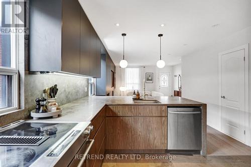 35 Chryessa Avenue, Toronto (Rockcliffe-Smythe), ON - Indoor Photo Showing Kitchen With Upgraded Kitchen