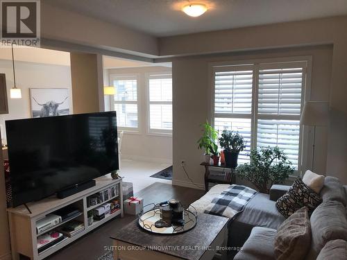 16 Birot Lane, Hamilton, ON - Indoor Photo Showing Living Room