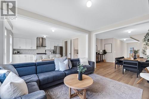 15 Ainslie Hill Crescent, Georgina, ON - Indoor Photo Showing Living Room