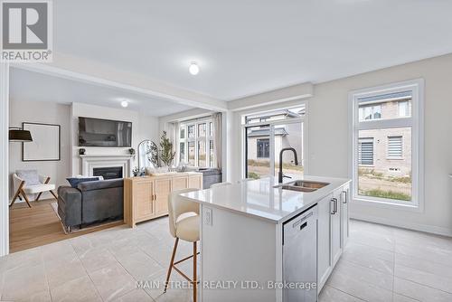 15 Ainslie Hill Crescent, Georgina, ON - Indoor Photo Showing Kitchen