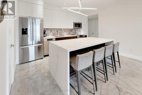 309 - 295 Cundles Road E, Barrie (Alliance), ON - Indoor Photo Showing Kitchen With Upgraded Kitchen