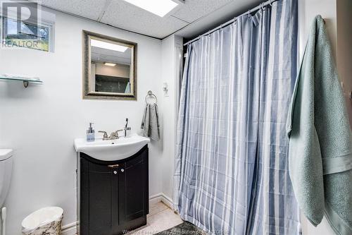 22 Bennie Avenue, Leamington, ON - Indoor Photo Showing Bathroom