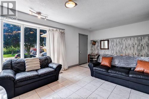 22 Bennie Avenue, Leamington, ON - Indoor Photo Showing Living Room