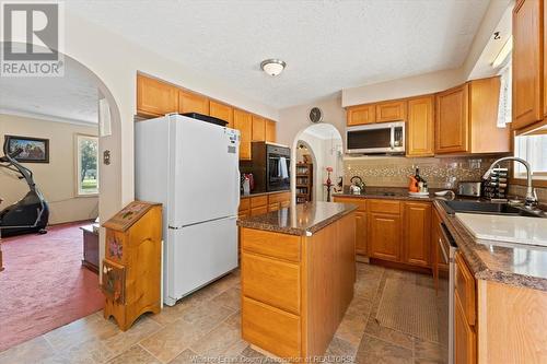 237 East Pike Creek, Lakeshore, ON - Indoor Photo Showing Kitchen