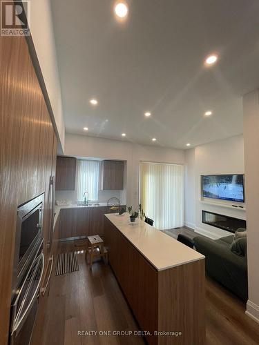 135 High Street W, Mississauga, ON - Indoor Photo Showing Kitchen