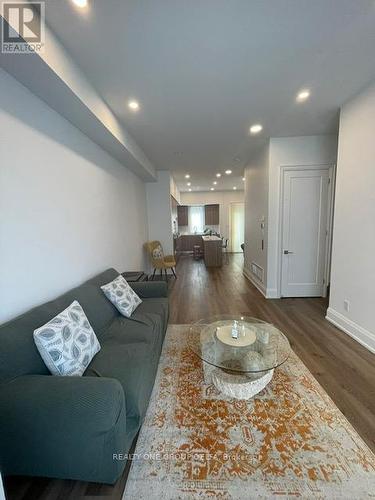 135 High Street W, Mississauga, ON - Indoor Photo Showing Living Room