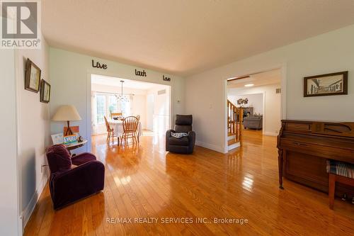 1 Mccort Drive S, Caledon, ON - Indoor Photo Showing Living Room