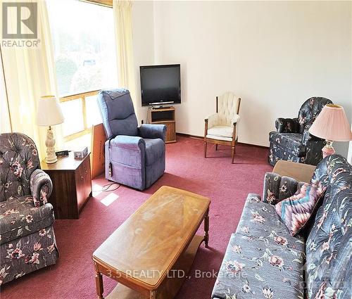 2715 County 43 Road, North Grenville, ON - Indoor Photo Showing Living Room