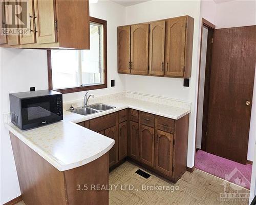 2715 County 43 Road, North Grenville, ON - Indoor Photo Showing Kitchen With Double Sink