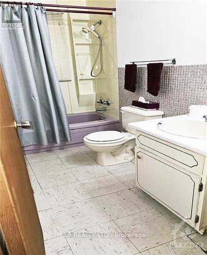 2715 County 43 Road, North Grenville, ON - Indoor Photo Showing Bathroom