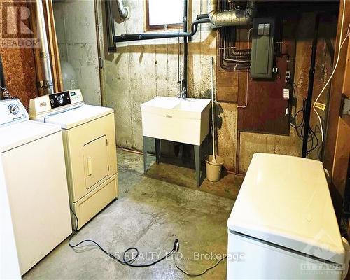 2715 County 43 Road, North Grenville, ON - Indoor Photo Showing Laundry Room