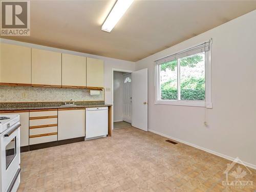 143 Rothesay Drive, Ottawa, ON - Indoor Photo Showing Kitchen