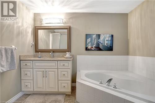 Updated 4-pc ensuite - 15 Gregg Court Unit# 1, Kitchener, ON - Indoor Photo Showing Bathroom