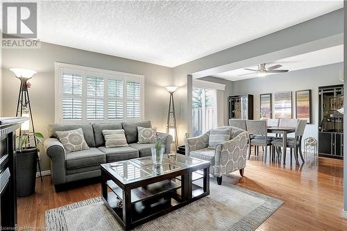 15 Gregg Court Unit# 1, Kitchener, ON - Indoor Photo Showing Living Room