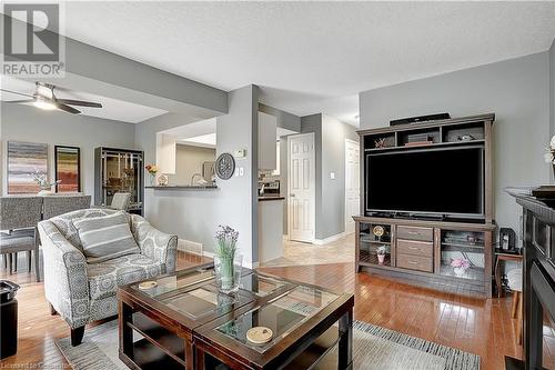 15 Gregg Court Unit# 1, Kitchener, ON - Indoor Photo Showing Living Room