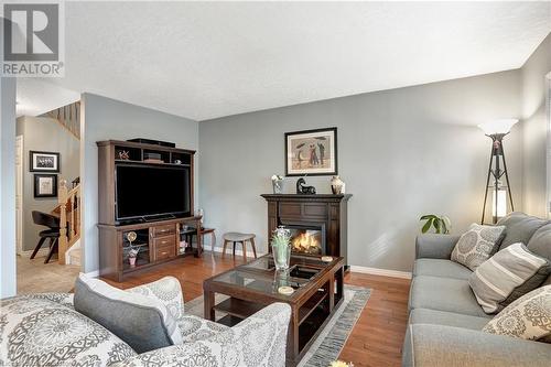 15 Gregg Court Unit# 1, Kitchener, ON - Indoor Photo Showing Living Room With Fireplace