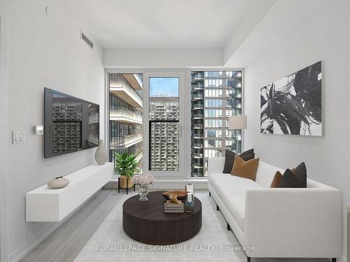 4607-55 Mercer Street, Toronto, ON - Indoor Photo Showing Living Room