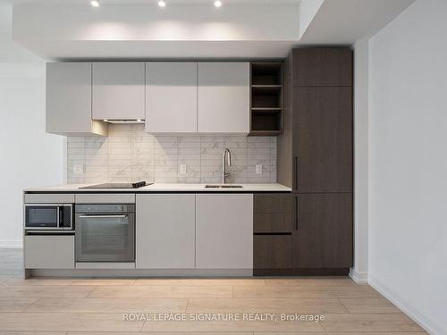 4607-55 Mercer Street, Toronto, ON - Indoor Photo Showing Kitchen With Upgraded Kitchen