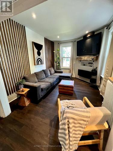 33 Albert Street N, Kawartha Lakes (Lindsay), ON - Indoor Photo Showing Living Room