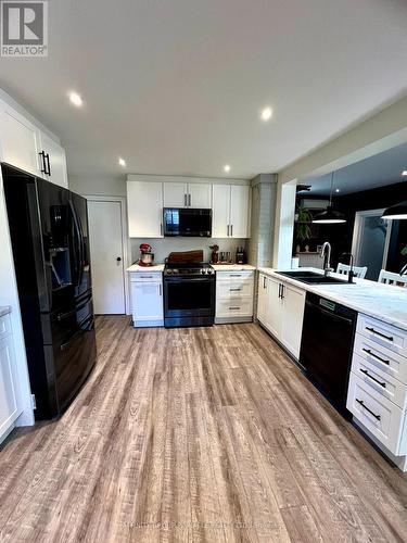 33 Albert Street N, Kawartha Lakes (Lindsay), ON - Indoor Photo Showing Kitchen