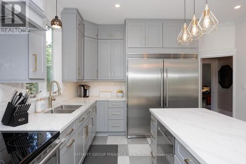 18 Elgin Street, Kawartha Lakes (Lindsay), ON - Indoor Photo Showing Kitchen With Double Sink With Upgraded Kitchen