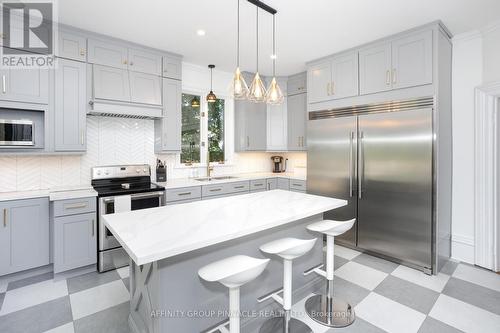 18 Elgin Street, Kawartha Lakes (Lindsay), ON - Indoor Photo Showing Kitchen With Upgraded Kitchen