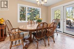 Kitchen dining area - 