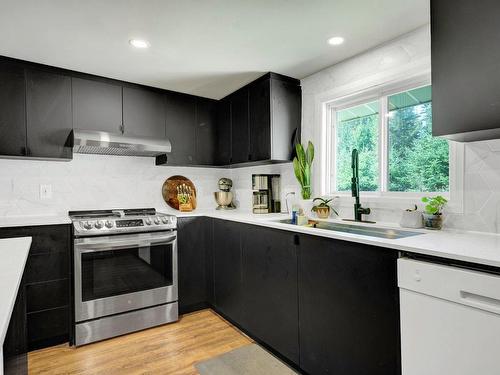 Cuisine - 109 Rue Du Sommet-Vert, Sainte-Marguerite-Du-Lac-Masson, QC - Indoor Photo Showing Kitchen With Upgraded Kitchen