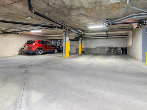 Garage - 301-200 Rue De Castelnau O., Montréal (Villeray/Saint-Michel/Parc-Extension), QC - Indoor Photo Showing Garage