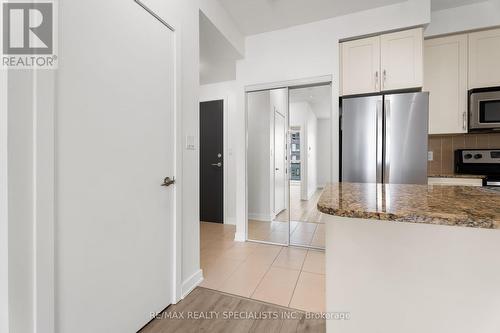 2501 - 4070 Confederation Parkway, Mississauga, ON - Indoor Photo Showing Kitchen