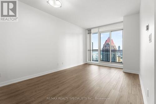 2501 - 4070 Confederation Parkway, Mississauga (City Centre), ON - Indoor Photo Showing Kitchen