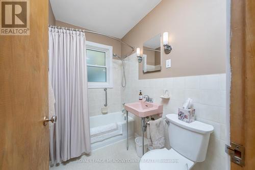 44 Mcdonald Avenue, Cambridge, ON - Indoor Photo Showing Bathroom