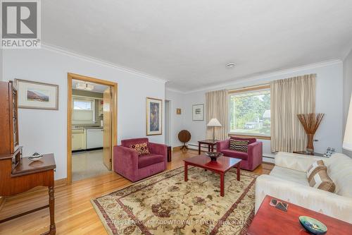 44 Mcdonald Avenue, Cambridge, ON - Indoor Photo Showing Living Room