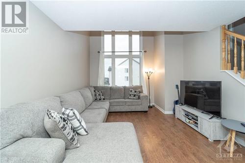 386 Galston Private, Ottawa, ON - Indoor Photo Showing Living Room