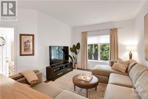 193 Shepody Crescent, Ottawa, ON - Indoor Photo Showing Living Room