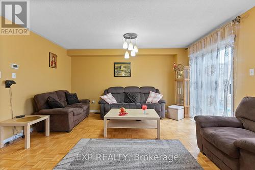 88 Michelle Drive, Vaughan (East Woodbridge), ON - Indoor Photo Showing Living Room