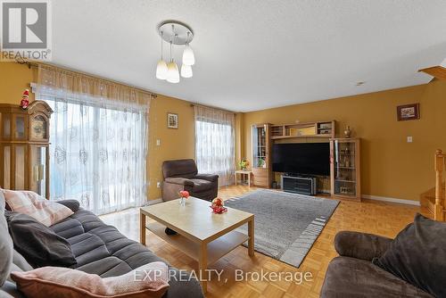 88 Michelle Drive, Vaughan (East Woodbridge), ON - Indoor Photo Showing Living Room