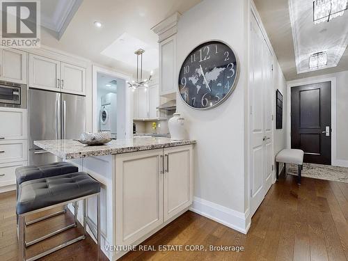 205 - 9909 Pine Valley Drive, Vaughan (Vellore Village), ON - Indoor Photo Showing Kitchen With Upgraded Kitchen