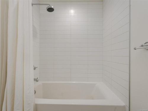 312-767 Tyee Rd, Victoria, BC - Indoor Photo Showing Bathroom