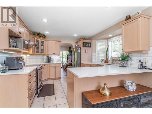 4043 Gallaghers Terrace, Kelowna, BC - Indoor Photo Showing Kitchen