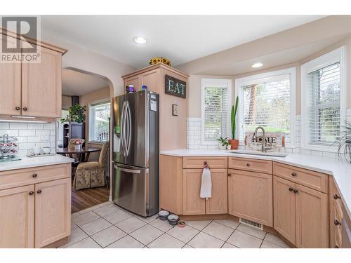 4043 Gallaghers Terrace, Kelowna, BC - Indoor Photo Showing Kitchen