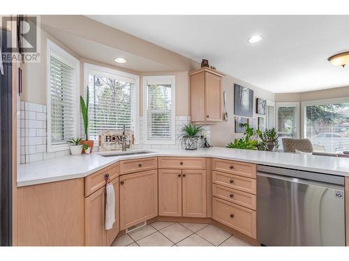 4043 Gallaghers Terrace, Kelowna, BC - Indoor Photo Showing Kitchen