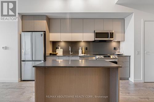 B0402 - 133 Bronte Road, Oakville, ON - Indoor Photo Showing Kitchen With Upgraded Kitchen