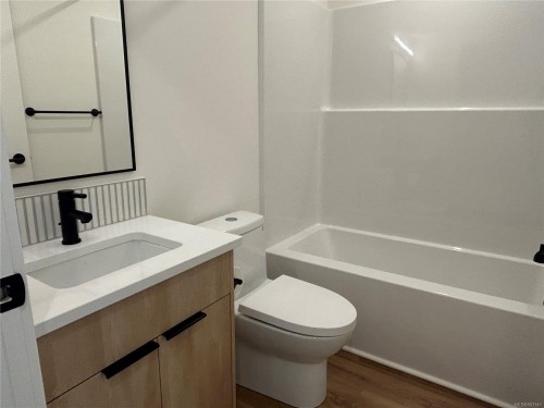 201-1683 Larch Rd, Ucluelet, BC - Indoor Photo Showing Bathroom