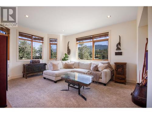 2388 Lawrence Road, Lumby, BC - Indoor Photo Showing Living Room