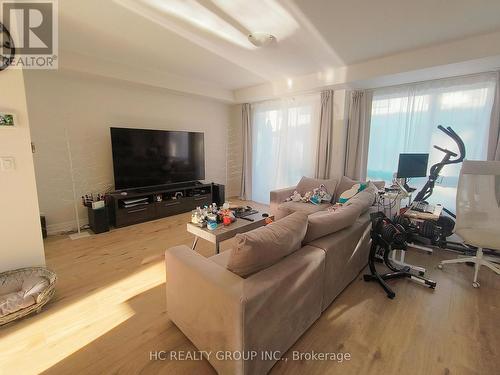 33 Thomas Armstrong Lane, Richmond Hill, ON - Indoor Photo Showing Living Room