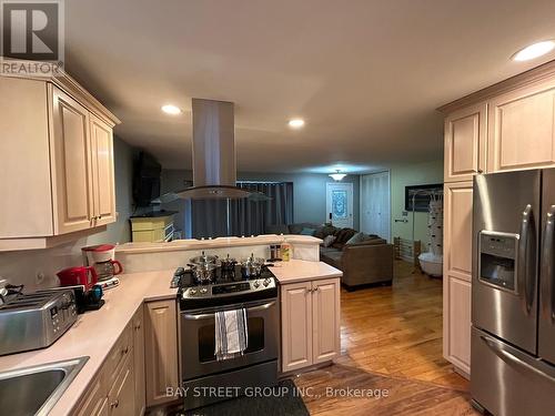 125 Loyalist Drive, Hamilton, ON - Indoor Photo Showing Kitchen